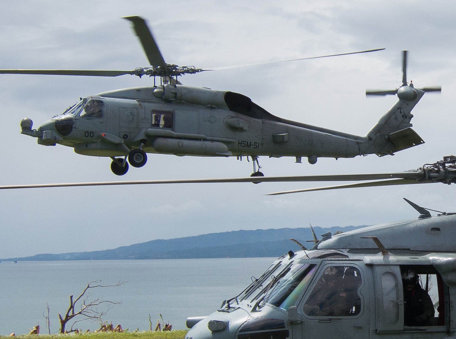 hsm-51 warlords helicopter maritime strike squadron mh-60r seahawk navy 2013 30 ormoc bay philippines taifun haiyan