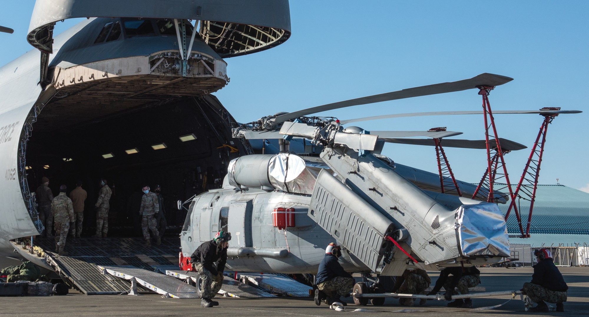 hsm-77 saberhawks helicopter maritime strike squadron mh-60r seahawk c-5m super galaxy air force atsugi japan 98