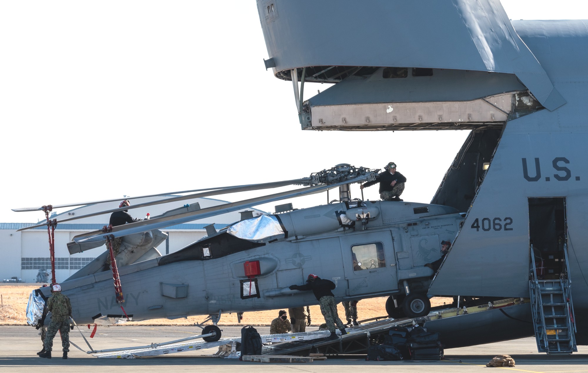 hsm-77 saberhawks helicopter maritime strike squadron mh-60r seahawk usaf c-5m galaxy naf atsugi japan 99
