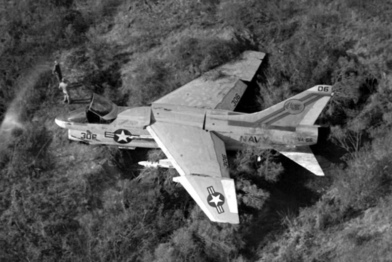 va-66 waldos a-7e corsair crash landing nas cecil field florida 1981