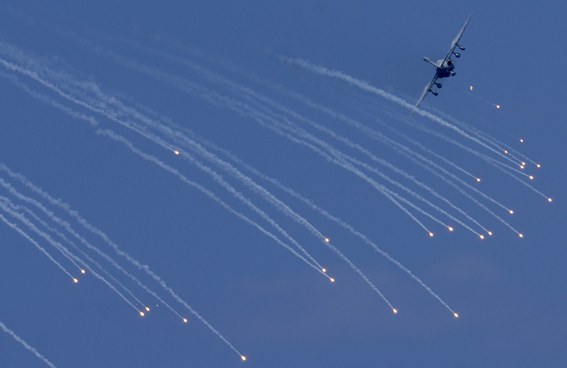 vaq-131 lancers electronic attack squadron vaqron us navy grumman ea-6b prowler carrier air wing cvw-2 uss abraham lincoln cvn-72 116 flares decoys