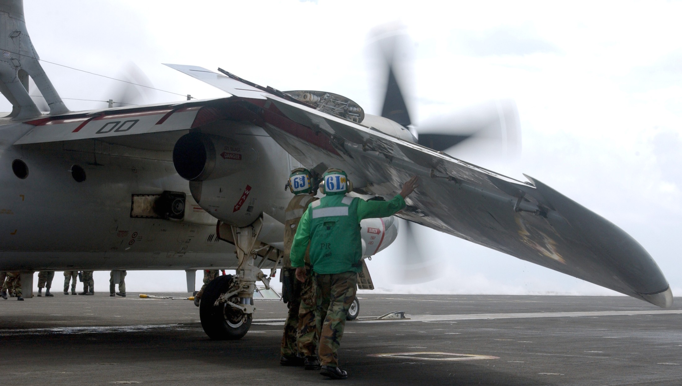 vaw-112 golden hawks carrier airborne early warning squadron us navy grumman e-2c hawkeye cvw-9 uss carl vinson cvn-70 03