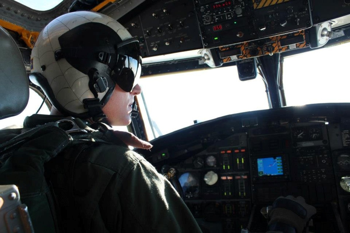 vaw-112 golden hawks carrier airborne early warning squadron us navy grumman e-2c hawkeye cvw-9 uss john c. stennis cvn-74 52 cockpit