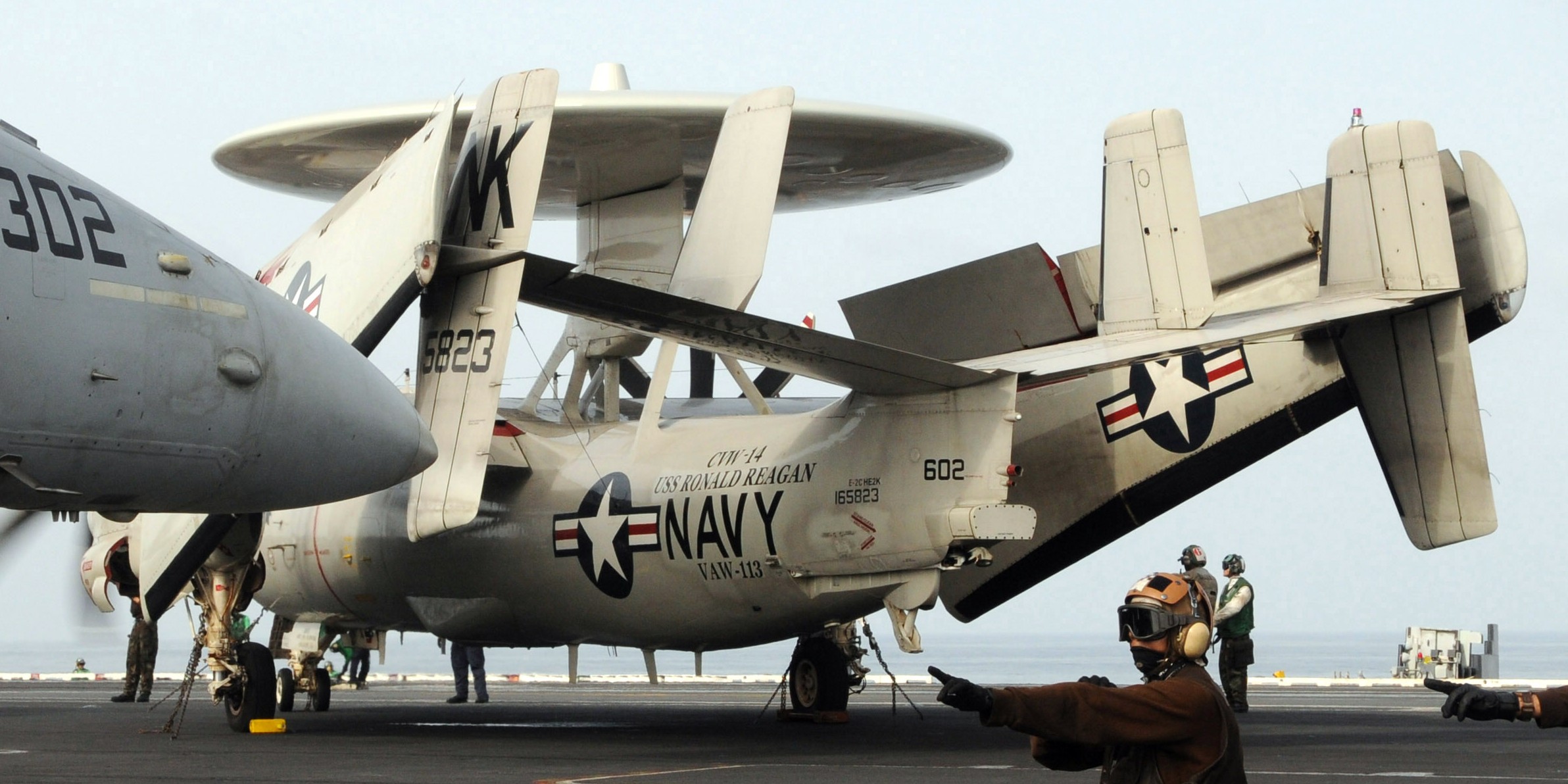 vaw-113 black eagles carrier airborne early warning squadron us navy grumman e-2c hawkeye cvw-14 uss ronald reagan cvn-76 10
