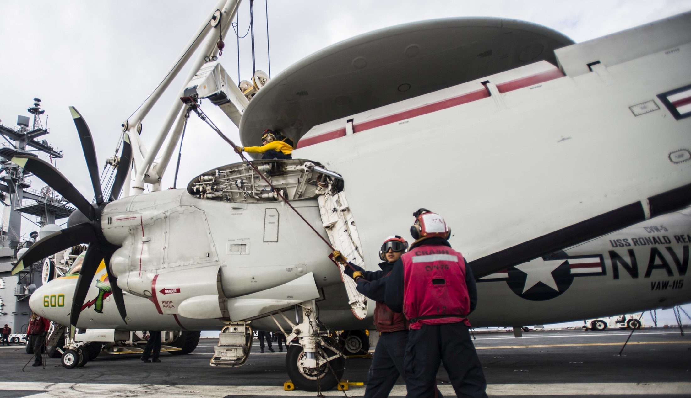 vaw-115 liberty bells carrier airborne early warning squadron us navy grumman e-2c hawkeye 2000 np cvw-5 uss ronald reagan cvn-76 71