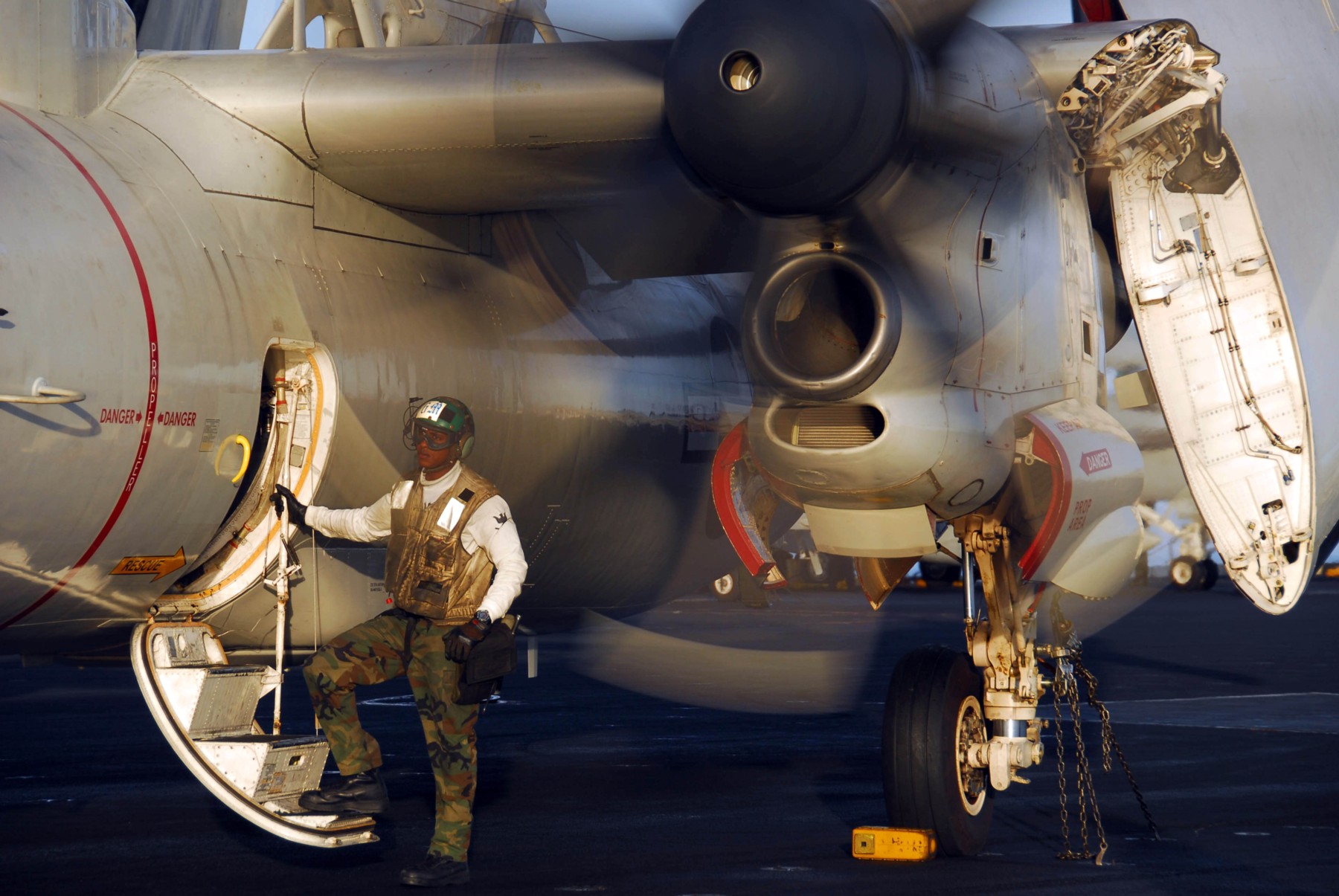 vaw-117 wallbangers carrier airborne early warning squadron navy e-2c hawkeye cvw-11 uss nimitz cvn-68 117