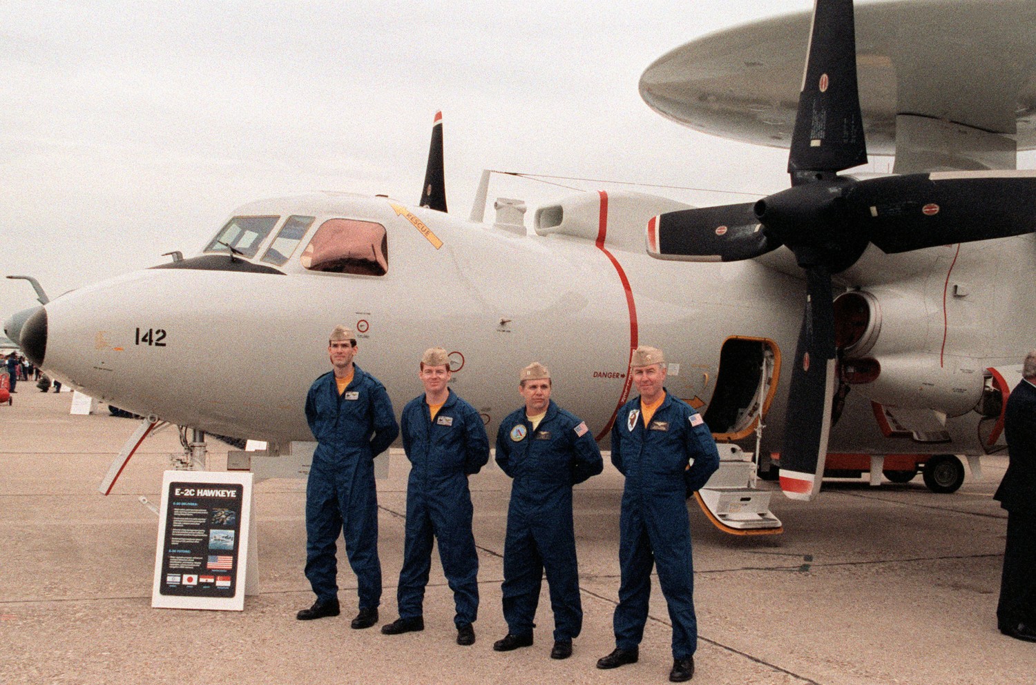 vaw-122 steeljaws carrier airborne early warning squadron e-2c hawkeye us navy paris air show 1991 03