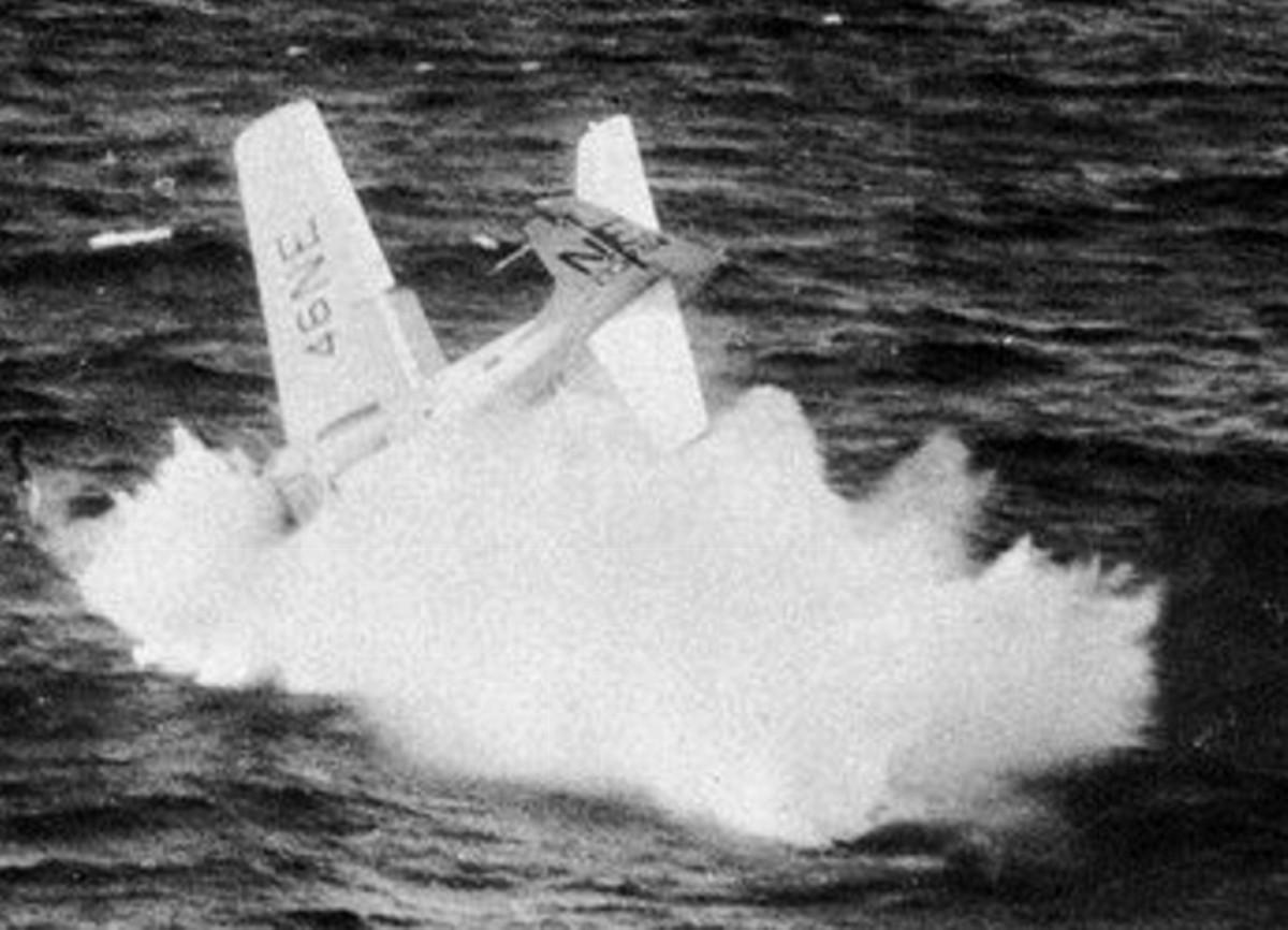 vaw-12 bats carrier airborne early warning squadron caraewron us navy douglas ad-5w skyraider cvg-10 uss coral sea cva-43 crash 09