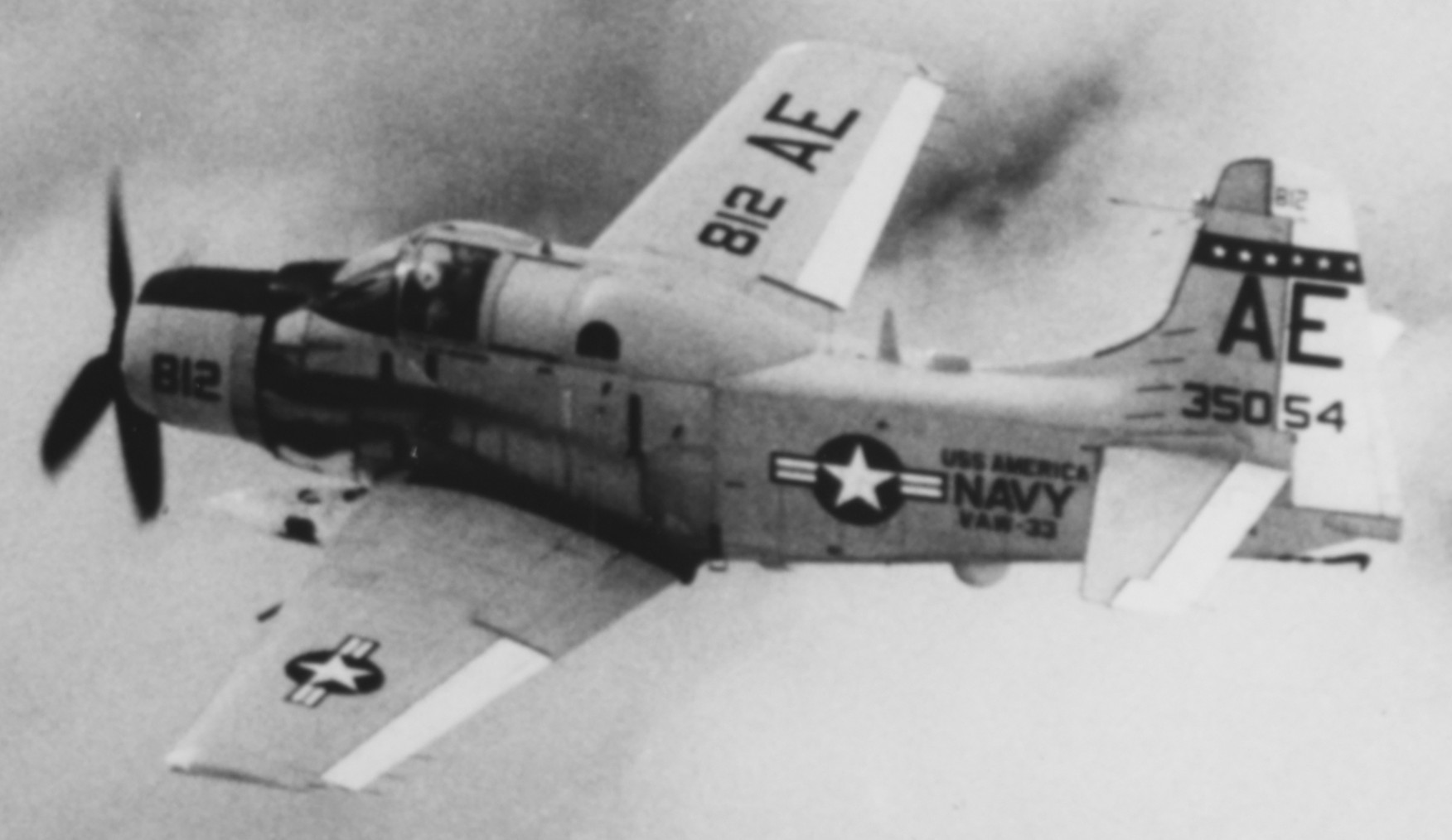 vaw-33 nighthawks carrier airborne early warning squadron caraewron us navy ea-1f skyraider cvw-6 uss america cva-66 03d