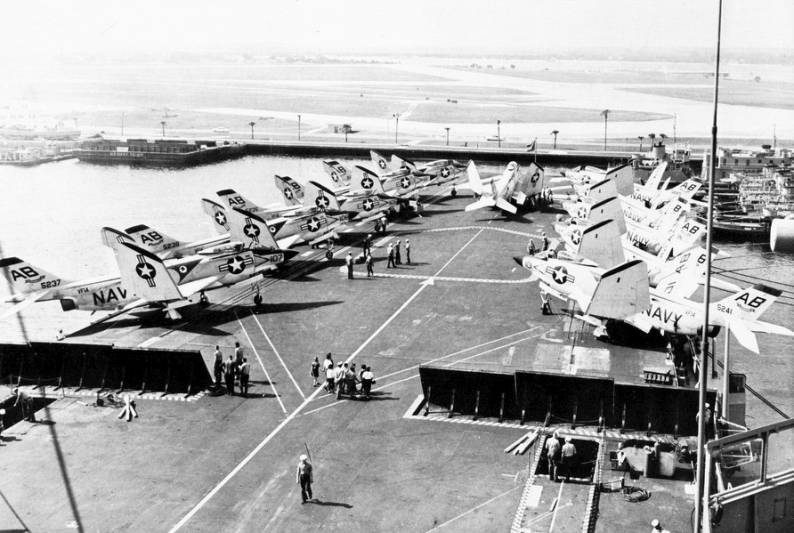 f3h demon fighter squadron vf-14 tophatters cvg-1 uss franklin d. roosevelt cva-42 1959