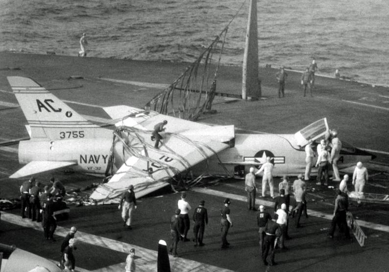 f8u-1 crusader vf-32 swordsmen cvg-3 uss saratoga cva 60 crash landing