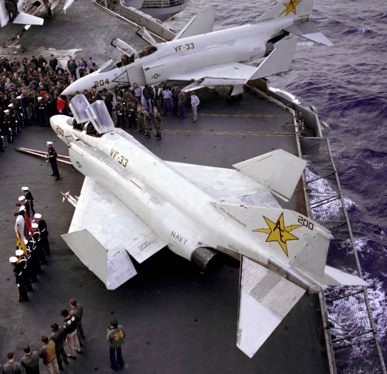 fighter squadron vf-33 tarsiers f-4j phantom cvw-6 uss independence cv 62