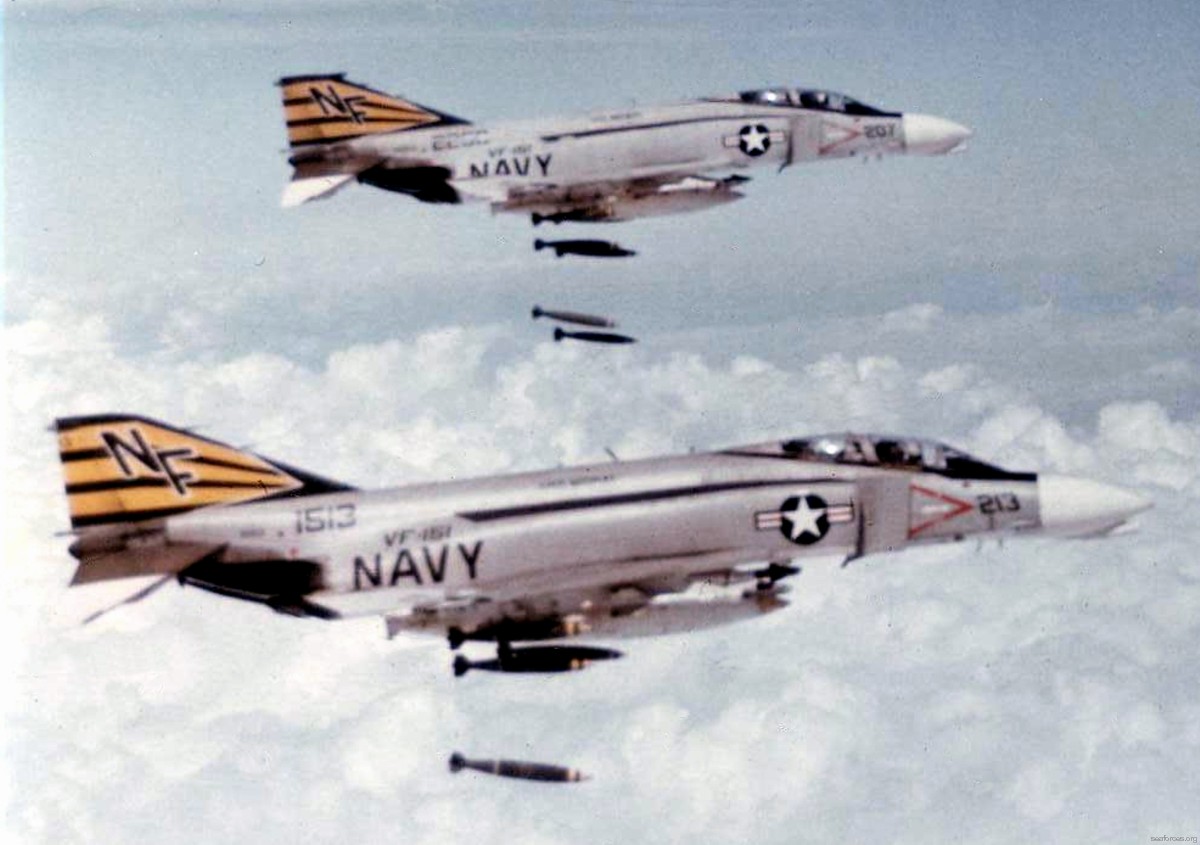 vfa-151 vigilantes fighter squadron us navy f-4b phantom ii carrier air wing cvw-5 uss midway cv-41 08 vietnam