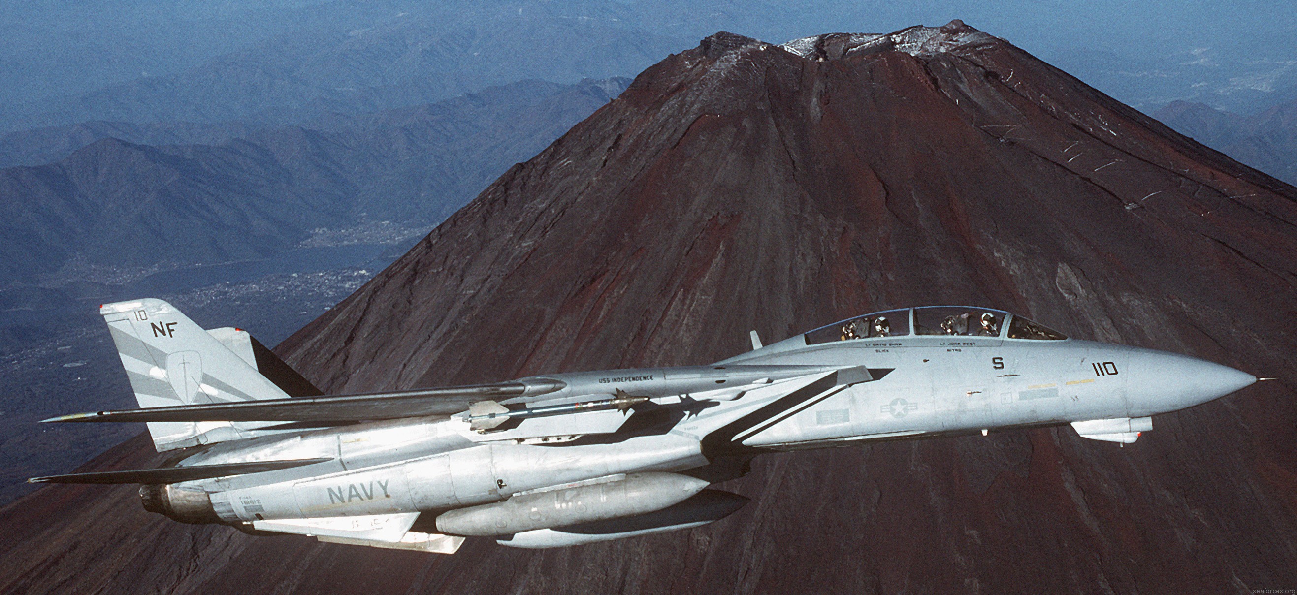 vf-154 black knights fighter squadron us navy f-14a tomcat carrier air wing cvw-5 11 mount fuji japan