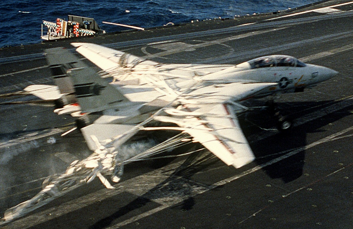 vf-1 wolfpack fighter squadron f-14a tomcat carrier air wing cvw-2 uss kitty hawk cv-63 13 emergency barrier landing
