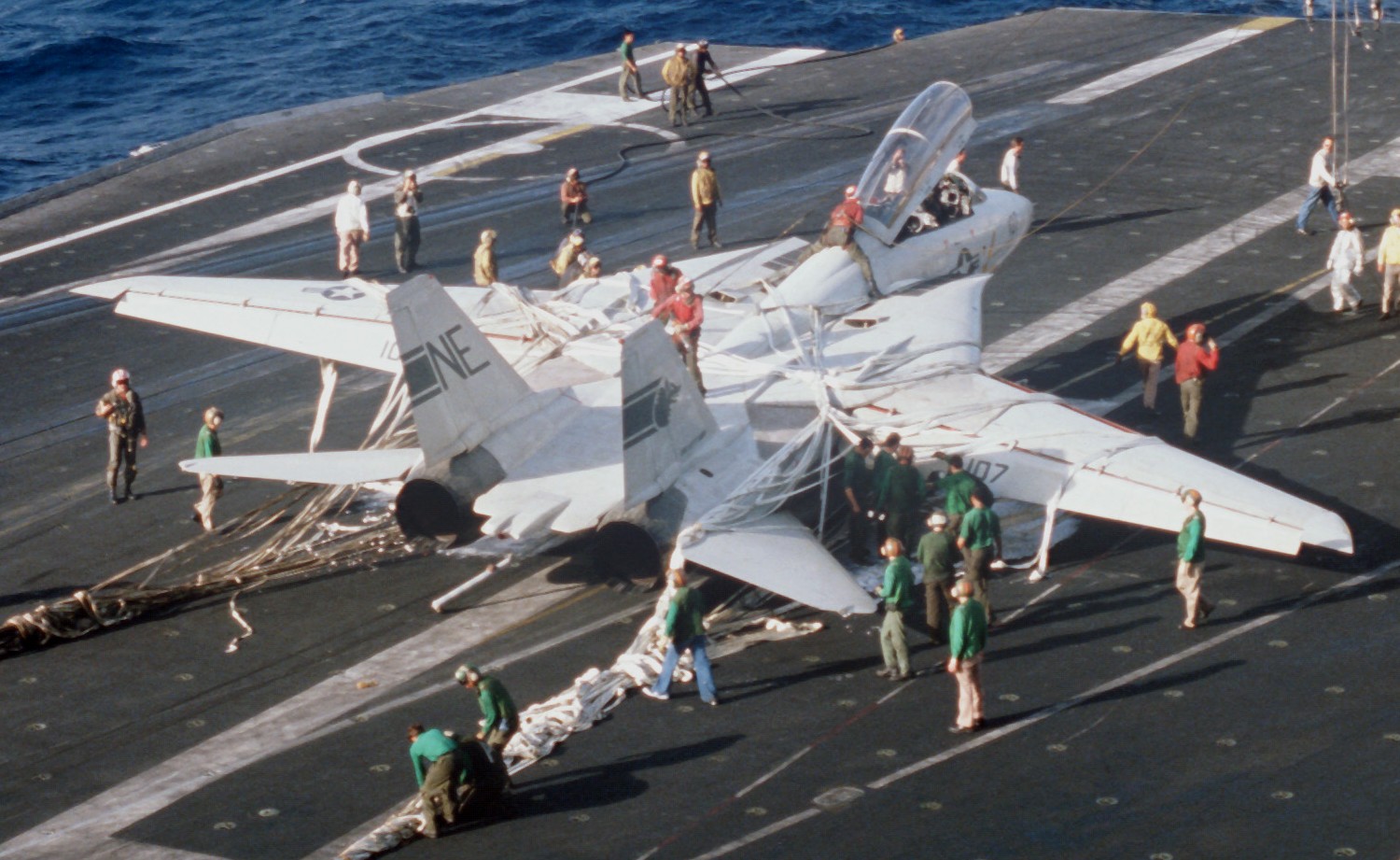 vf-1 wolfpack fighter squadron f-14a tomcat carrier air wing cvw-2 uss kitty hawk cv-63 39 crash barrier landing