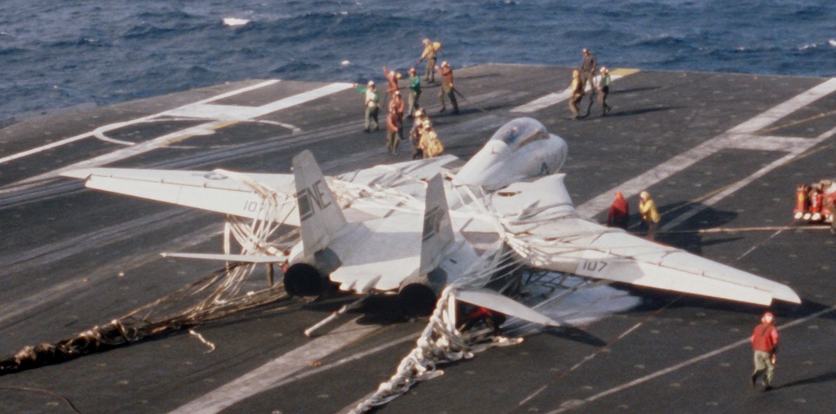vf-1 wolfpack fighter squadron f-14a tomcat carrier air wing cvw-2 uss kitty hawk cv-63 42 emergency barricade landing