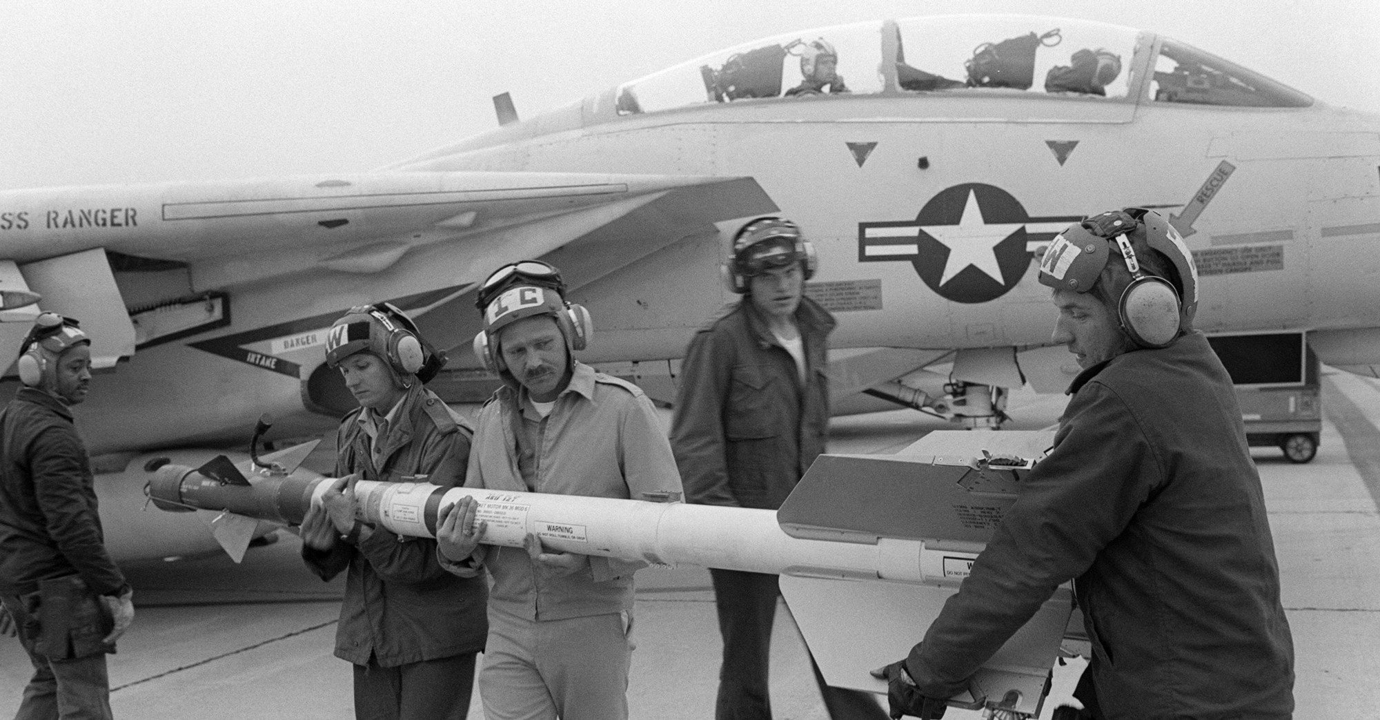 vf-1 wolfpack fighter squadron f-14a tomcat carrier air wing cvw-2 aim-9 sidewinder missile 46 miramar