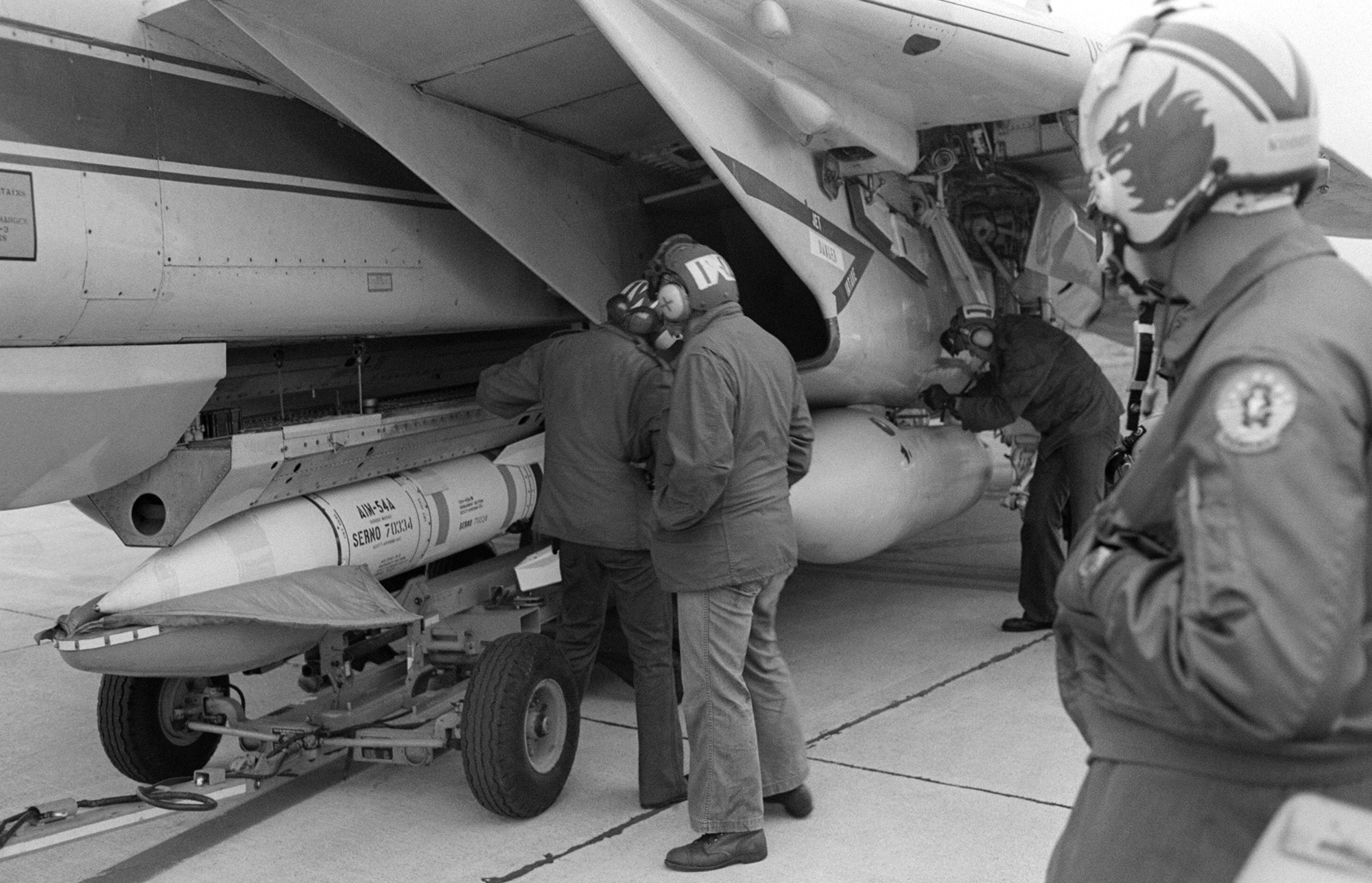 vf-1 wolfpack fighter squadron f-14a tomcat carrier air wing cvw-2 aim-54a phoenix missile 51
