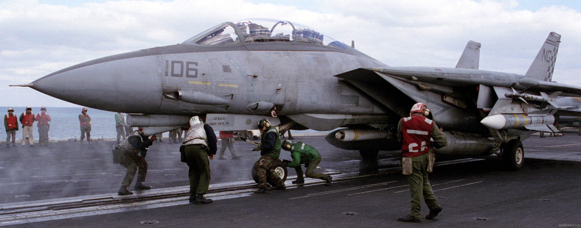 vf-211 fighting checkmates fighter squadron f-14a tomcat us navy carrier air wing cvw-9 uss nimitz cvn-68 40