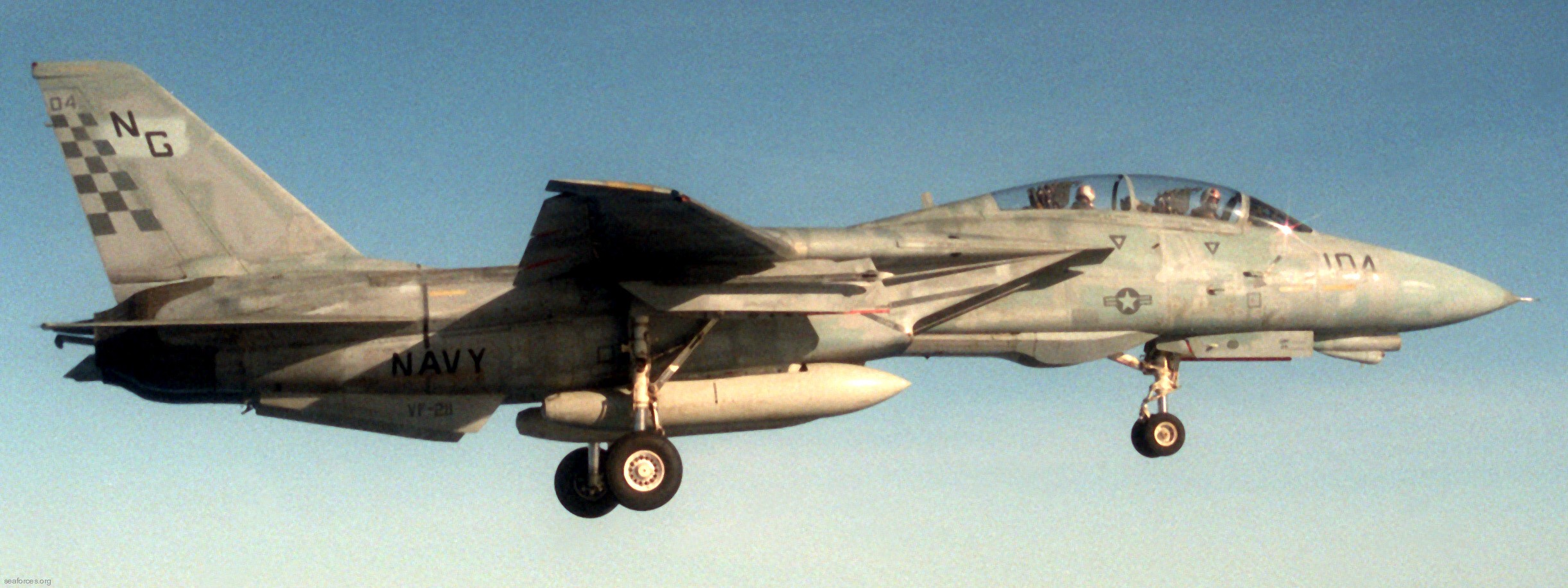 vf-211 fighting checkmates fighter squadron f-14a tomcat us navy carrier air wing cvw-9 uss kitty hawk cv-63 83