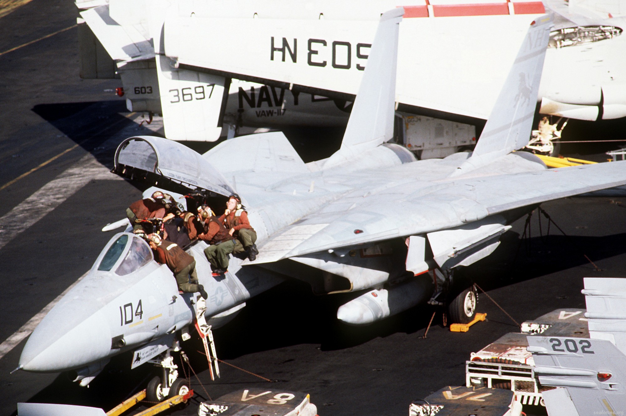 vf-213 black lions fighter squadron us navy f-14a tomcat carrier air wing cvw-11 uss abraham lincoln cvn-72 71