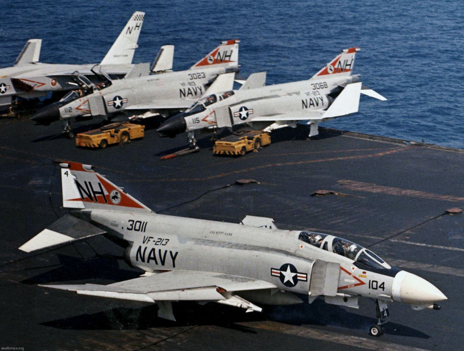 vf-213 black lions fighter squadron us navy f-4b phantom carrier air wing cvw-11 uss kitty hawk cv-63 112