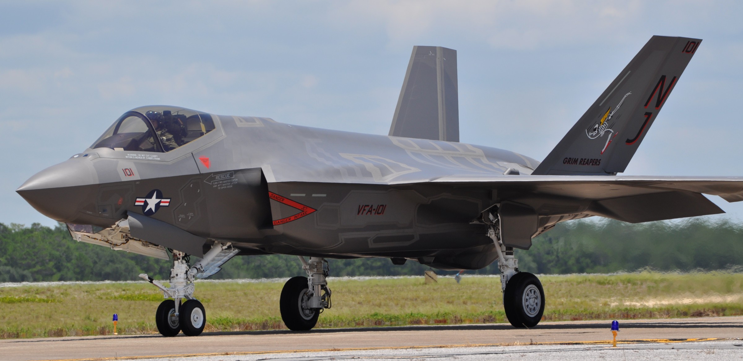 vfa-101 grim reapers strike fighter squadron us navy f-35c lightning jsf fleet replacement 67x