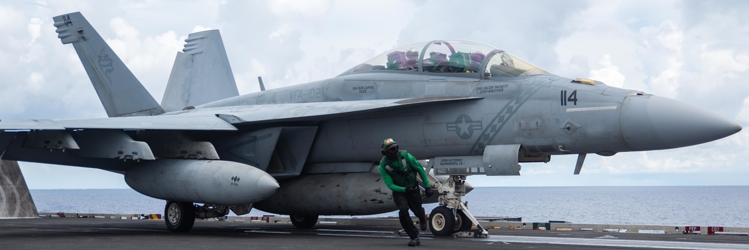 vfa-102 diamondbacks strike fighter squadron f/a-18f super hornet cvw-5 cvn-76 uss ronald reagan 77