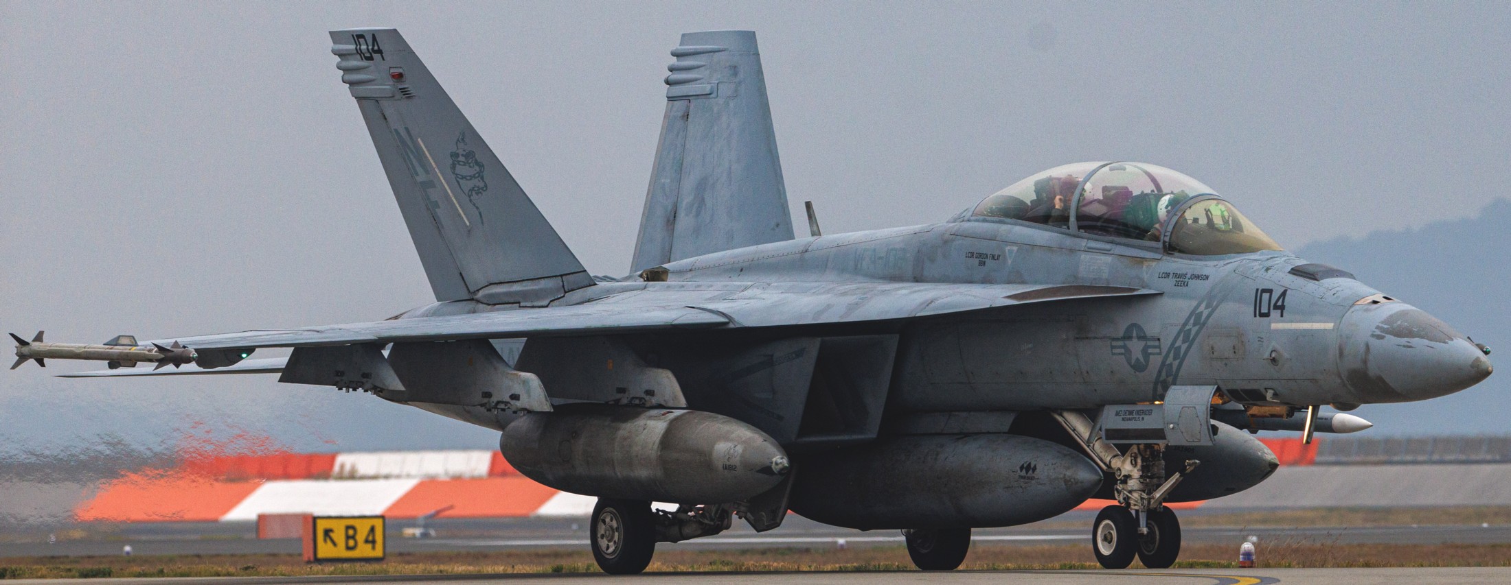 vfa-102 diamondbacks strike fighter squadron f/a-18f super hornet cvw-5 mcas iwakuni japan 83