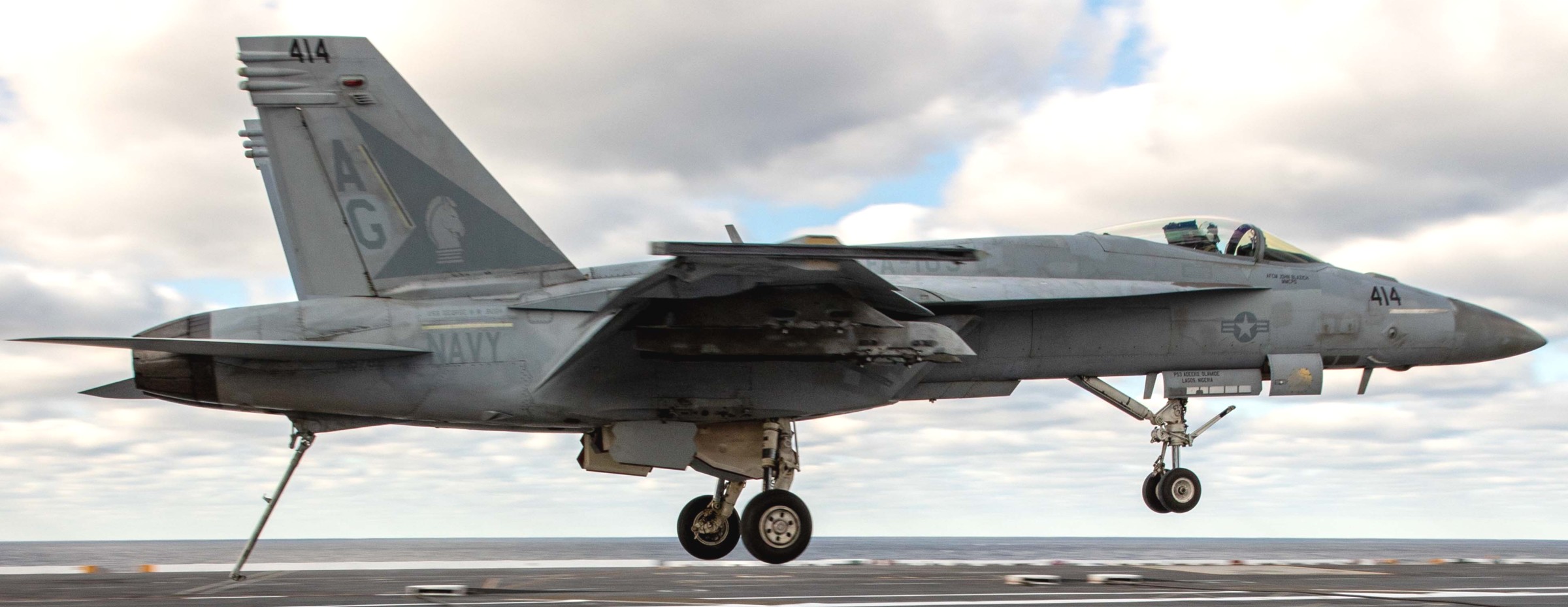 vfa-105 gunslingers strike fighter squadron f/a-18e super hornet cvw-7 cvn-77 uss george h. w. bush 142