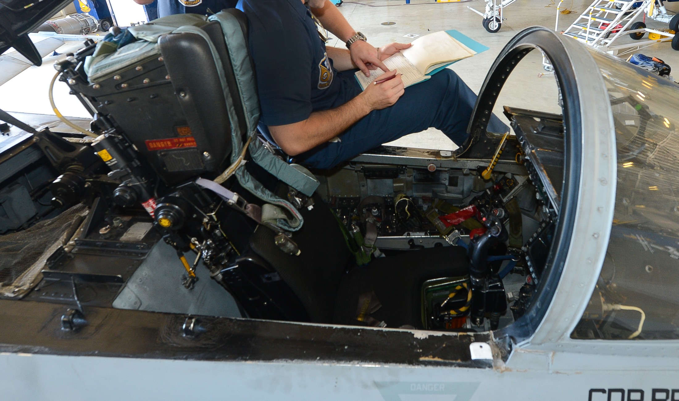 vfa-106 gladiators strike fighter squadron f/a-18c hornet 2013 30 cockpit