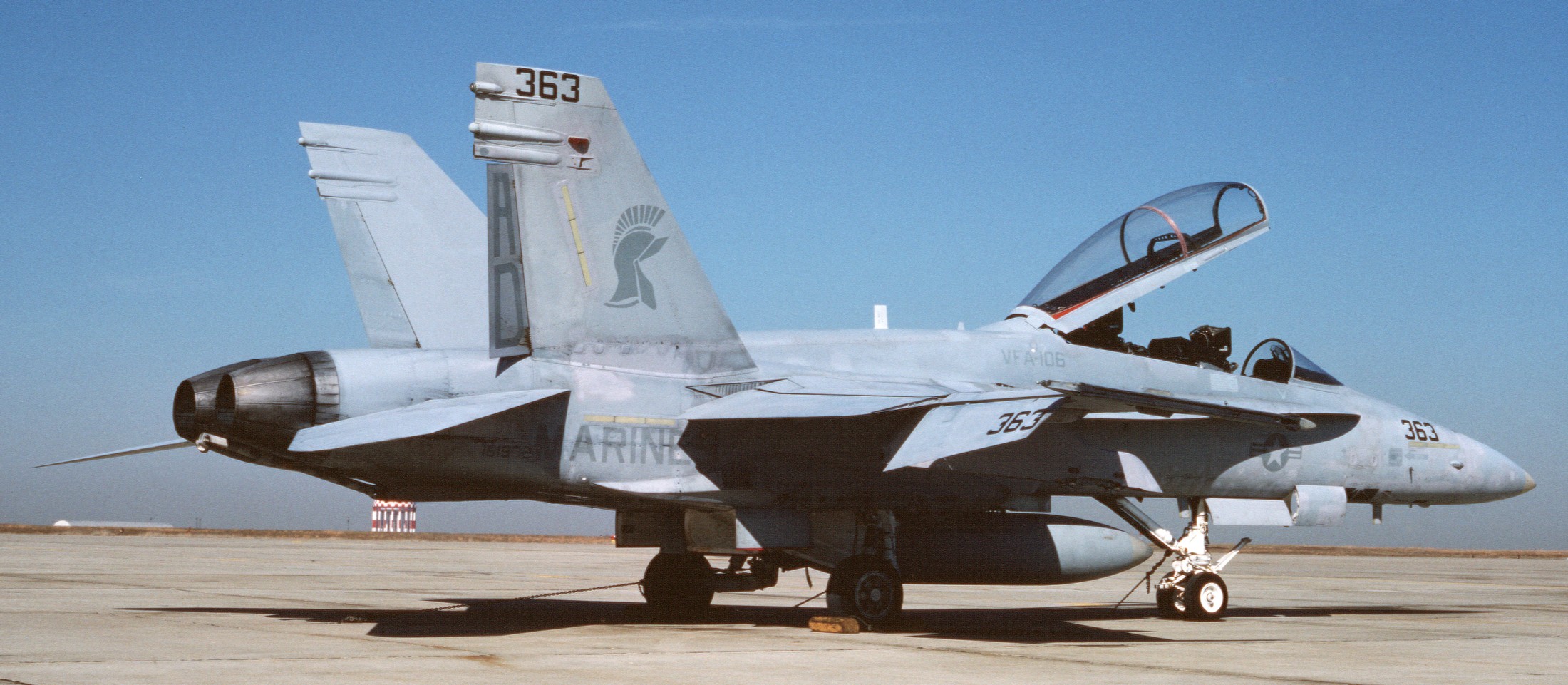 vfa-106 gladiators strike fighter squadron f/a-18b hornet 1987 77