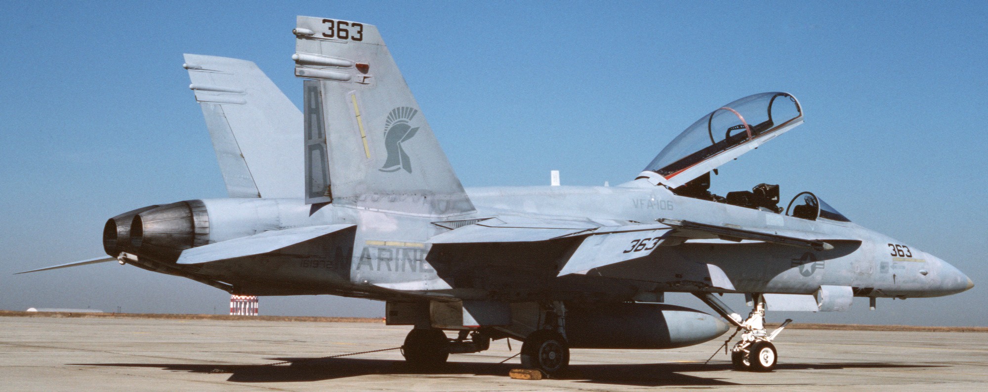 vfa-106 gladiators strike fighter squadron f/a-18b hornet 1987 77