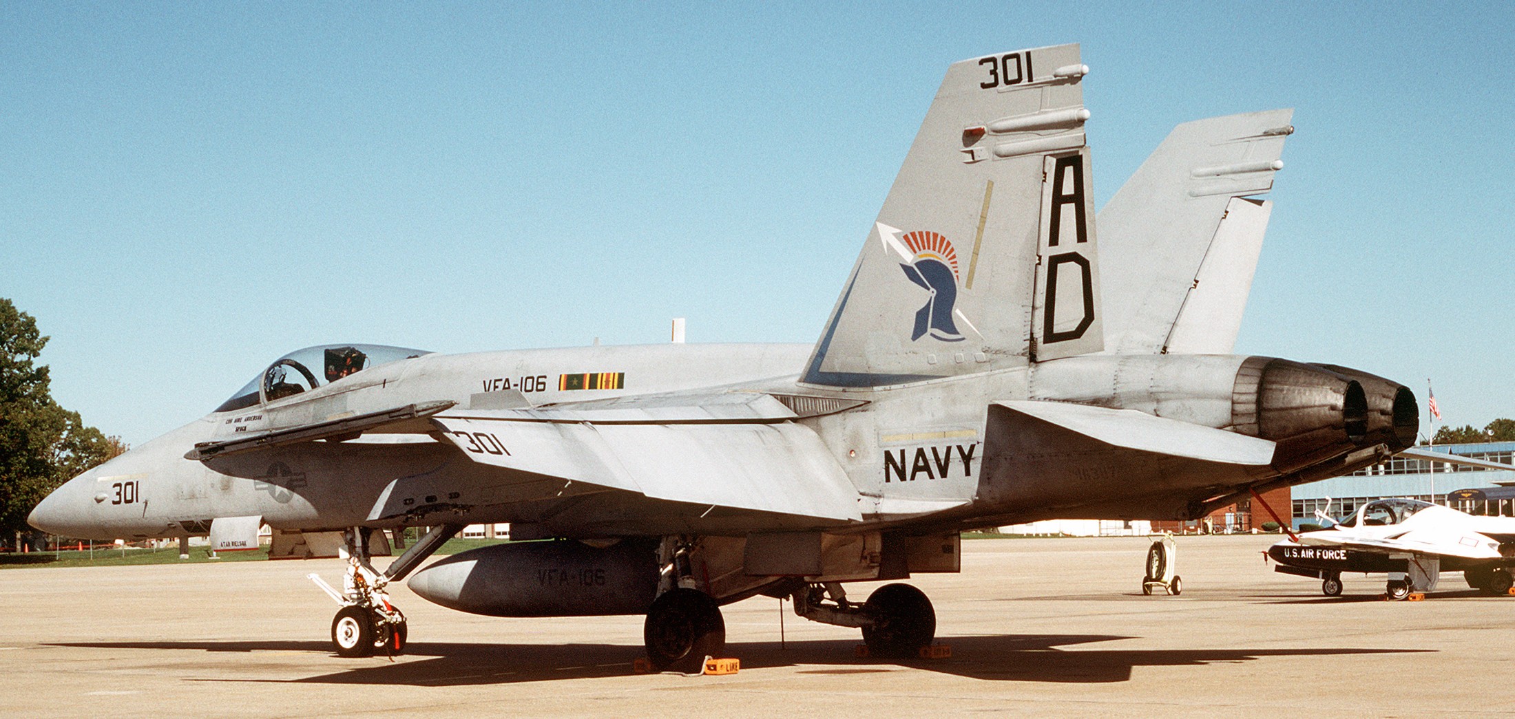 vfa-106 gladiators strike fighter squadron f/a-18a hornet 1993 86
