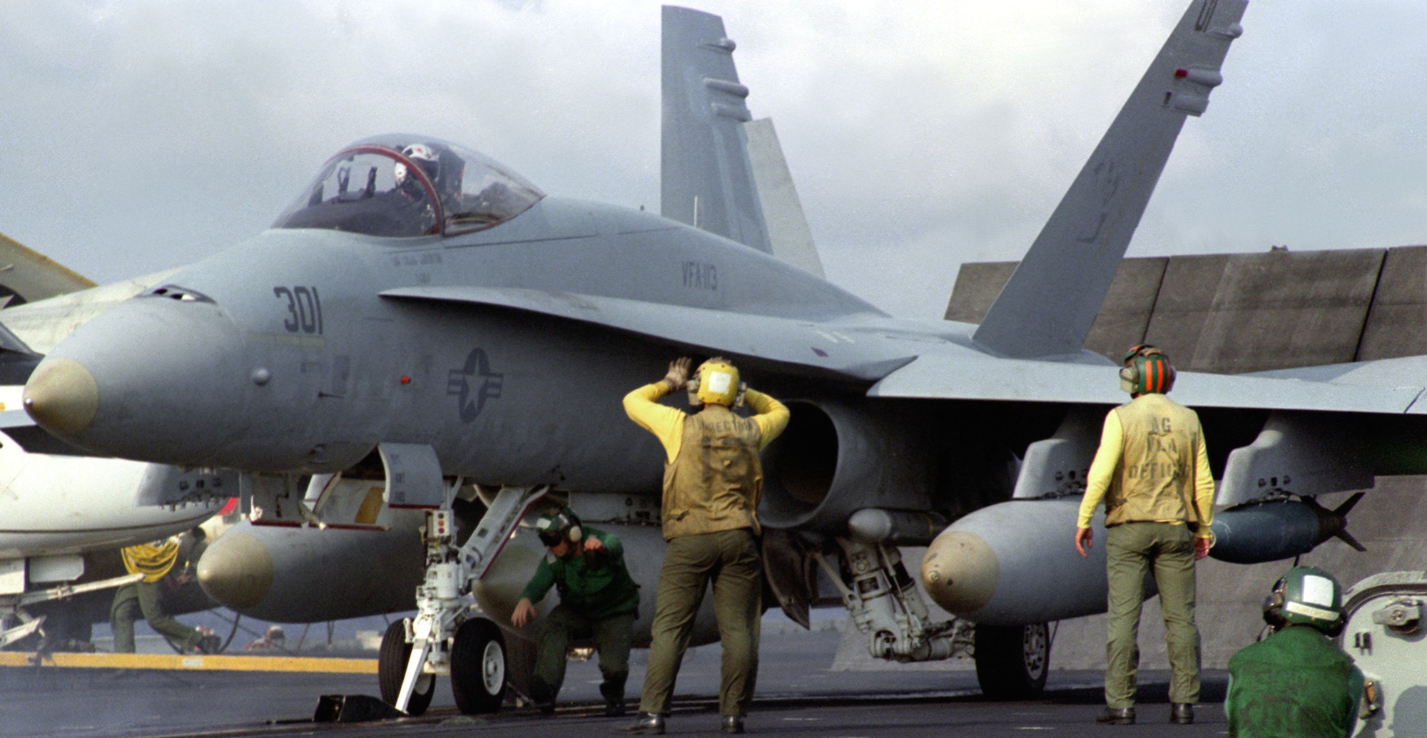 vfa-113 stingers f/a-18c hornet cvw-14 uss independence cv-62 1990 107