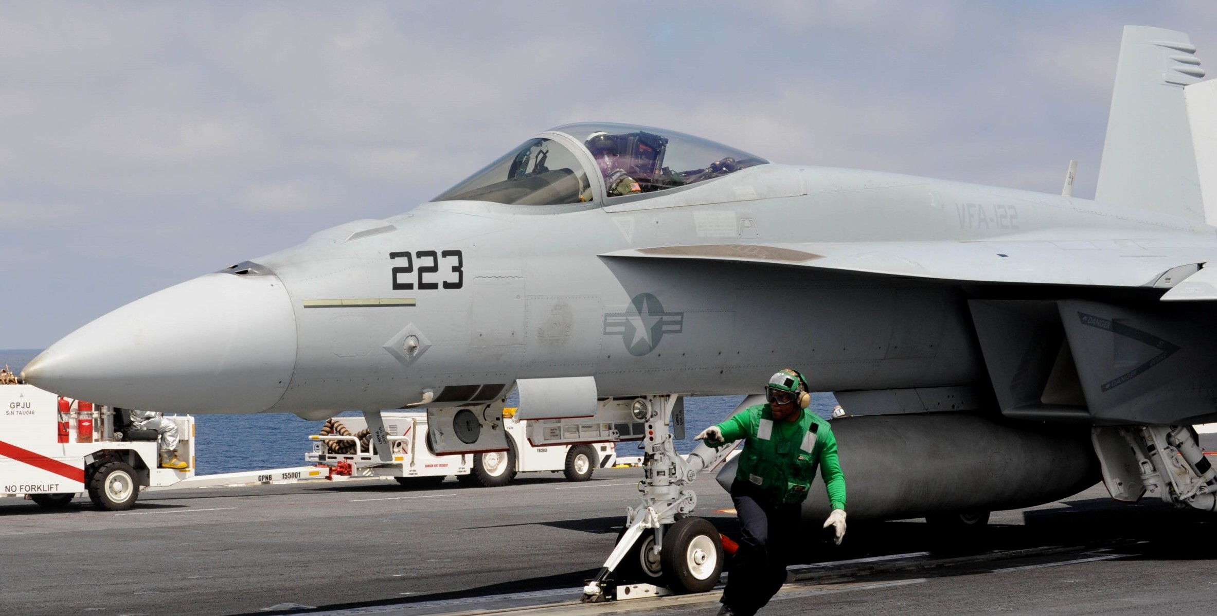 vfa-122 flying eagles strike fighter squadron f/a-18e super hornet 2013 20