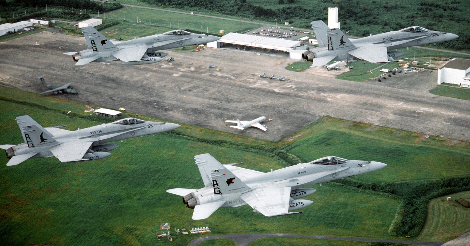 vfa-136 knighthawks strike fighter squadron f/a-18c hornet 1992 123 cvw-7 naval station roosevelt roads puerto rico