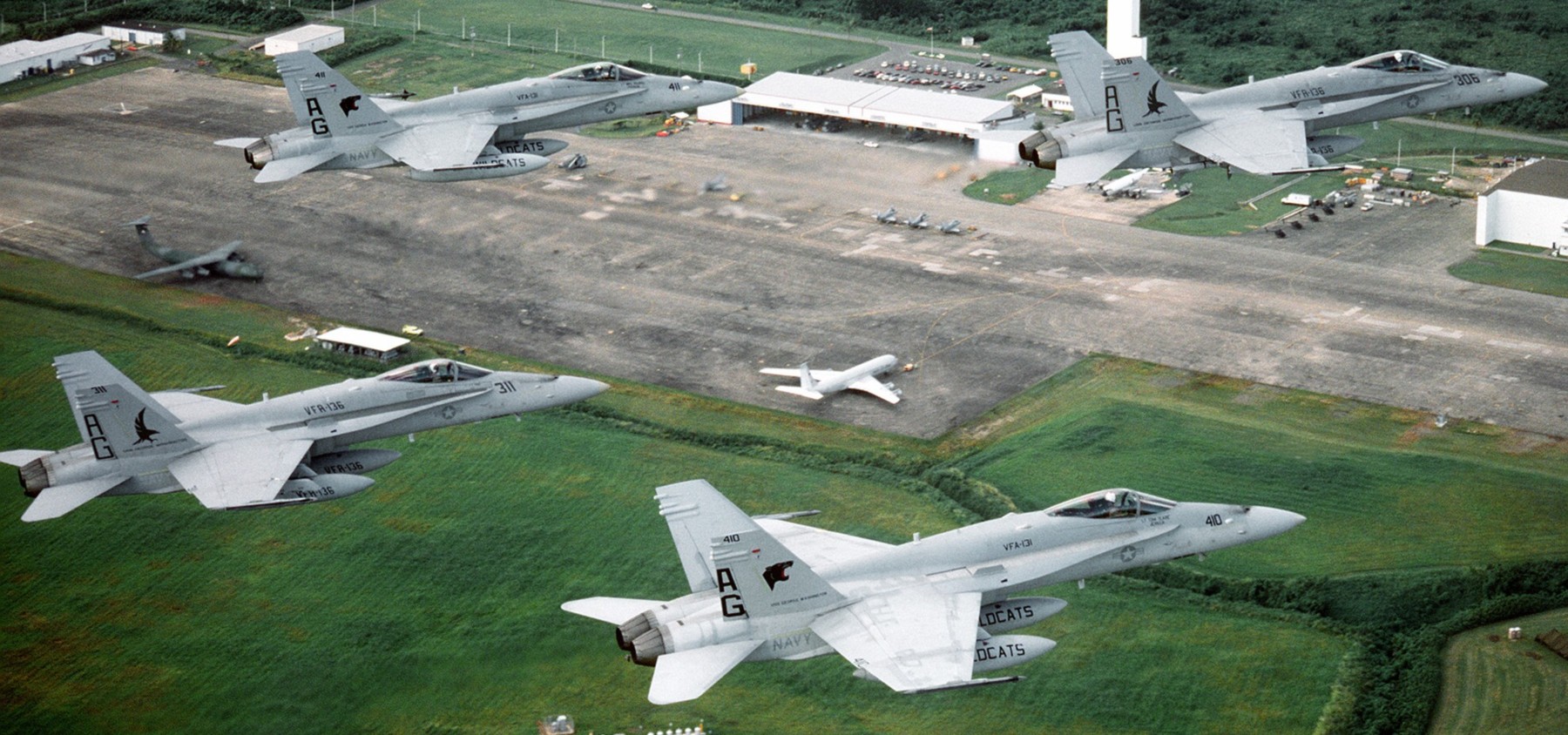 vfa-136 knighthawks strike fighter squadron f/a-18c hornet 1992 123 cvw-7 naval station roosevelt roads puerto rico