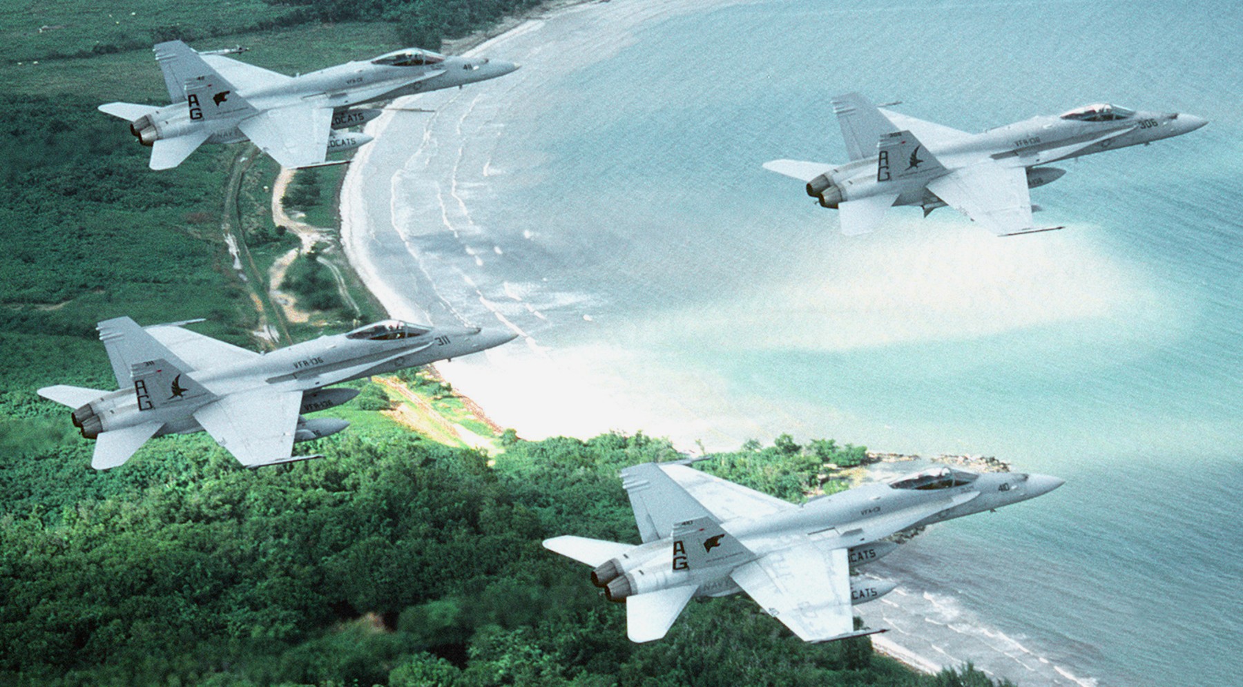 vfa-136 knighthawks strike fighter squadron f/a-18c hornet 1992 124 cvw-7 naval station roosevelt roads puerto rico