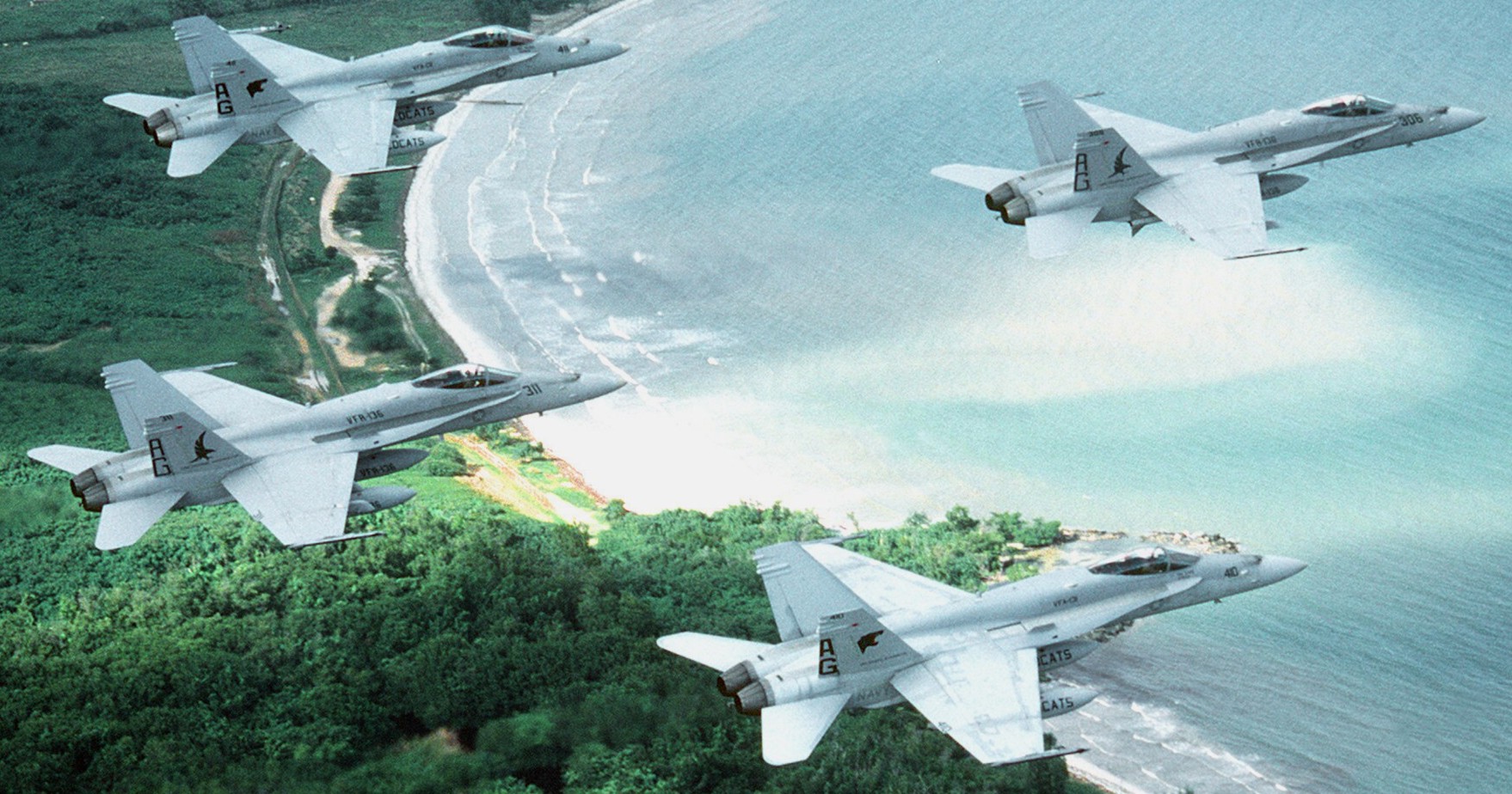 vfa-136 knighthawks strike fighter squadron f/a-18c hornet 1992 124 cvw-7 naval station roosevelt roads puerto rico