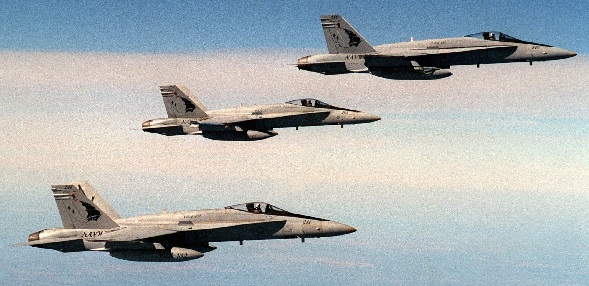 vfa-132 privateers strike fighter squadron f/a-18a hornet cvw-13 uss abraham lincoln cvn-72 1990 16