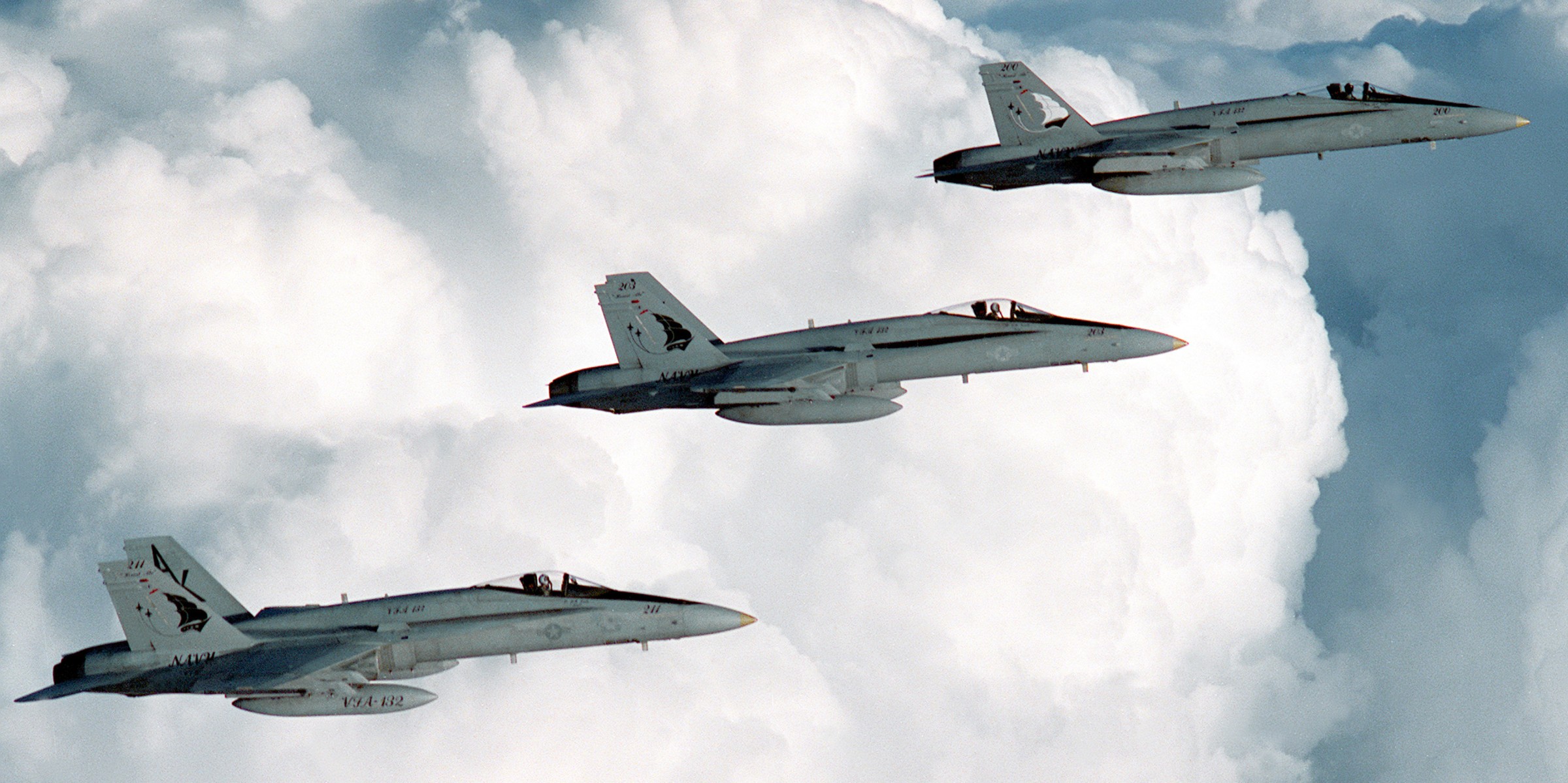 vfa-132 privateers strike fighter squadron f/a-18a hornet cvw-13 uss abraham lincoln cvn-72 1990 17