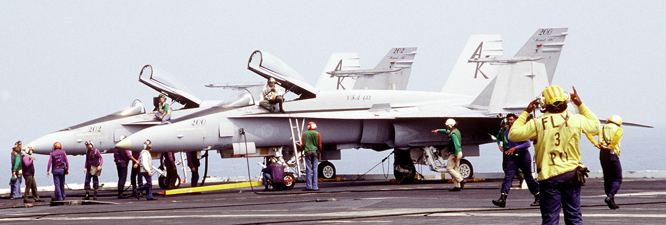 vfa-132 privateers strike fighter squadron f/a-18a hornet cvw-13 uss abraham lincoln cvn-72 1990 25