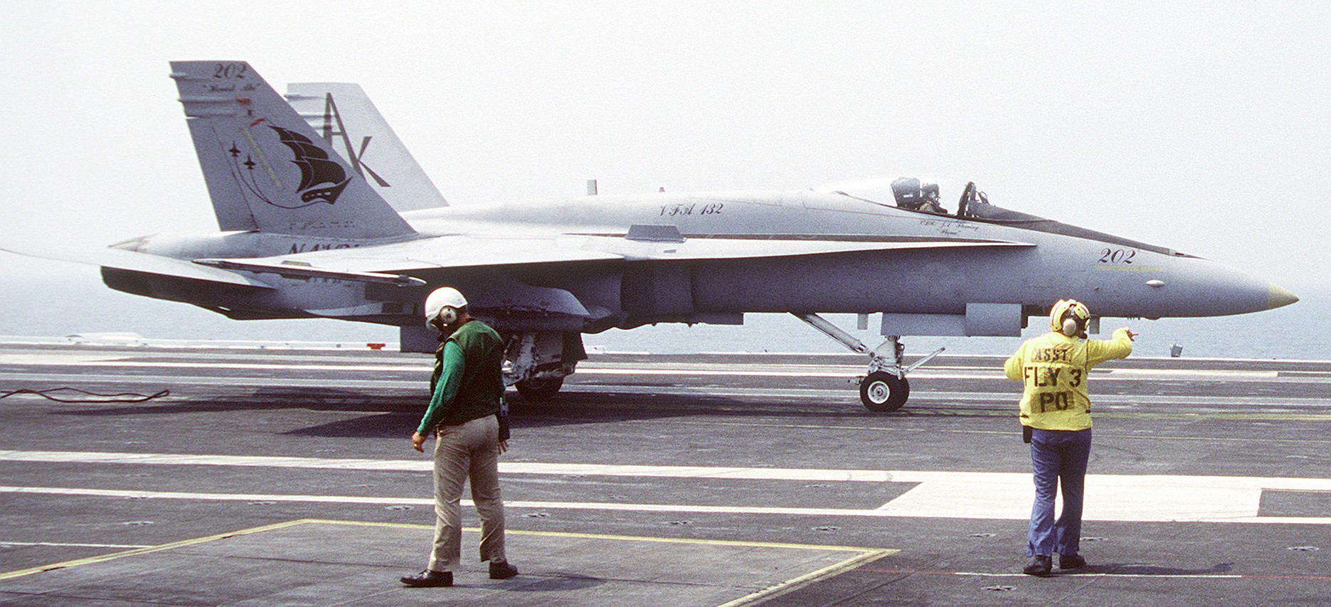 vfa-132 privateers strike fighter squadron f/a-18a hornet cvw-13 uss abraham lincoln cvn-72 1990 26