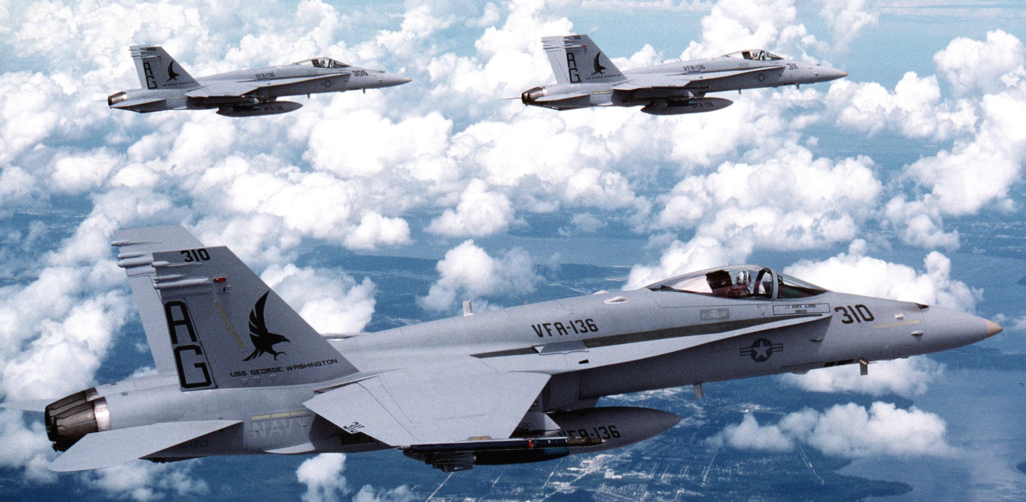 vfa-136 knighthawks strike fighter squadron f/a-18c hornet 1992 58 cvw-7 carrier air wing