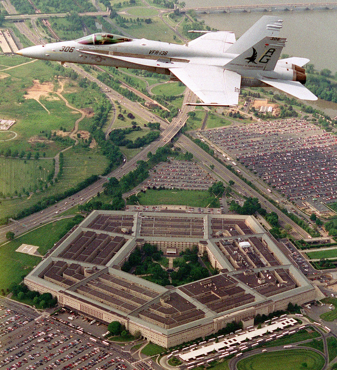 vfa-136 knighthawks strike fighter squadron f/a-18c hornet 1992 59 cvw-7 carrier air wing over pentagon