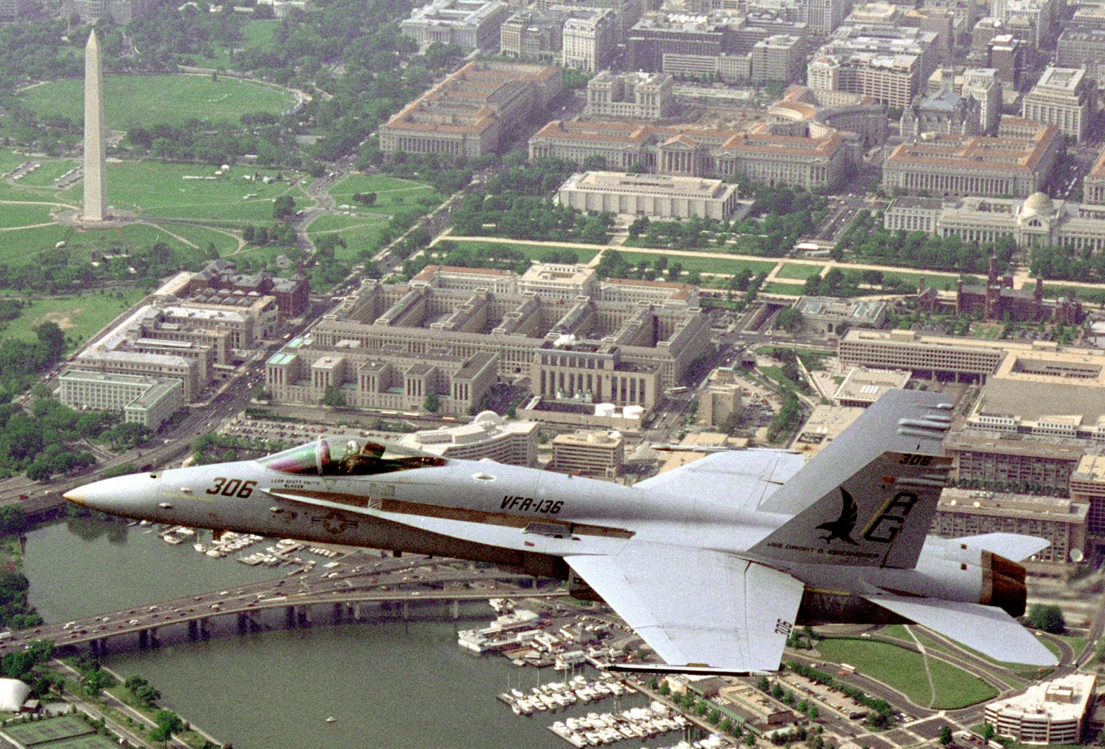 vfa-136 knighthawks strike fighter squadron f/a-18c hornet 1992 60 cvw-7 carrier air wing washington dc