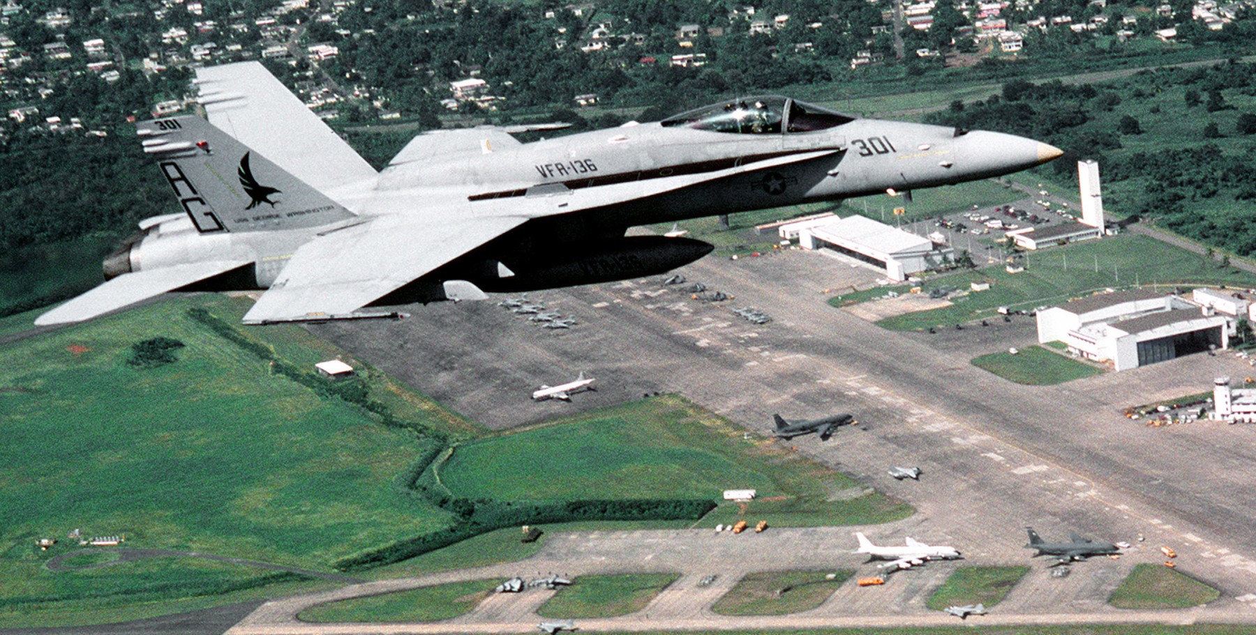 vfa-136 knighthawks strike fighter squadron f/a-18c hornet 1992 67 cvw-7 naval station roosevelt roads puerto rico