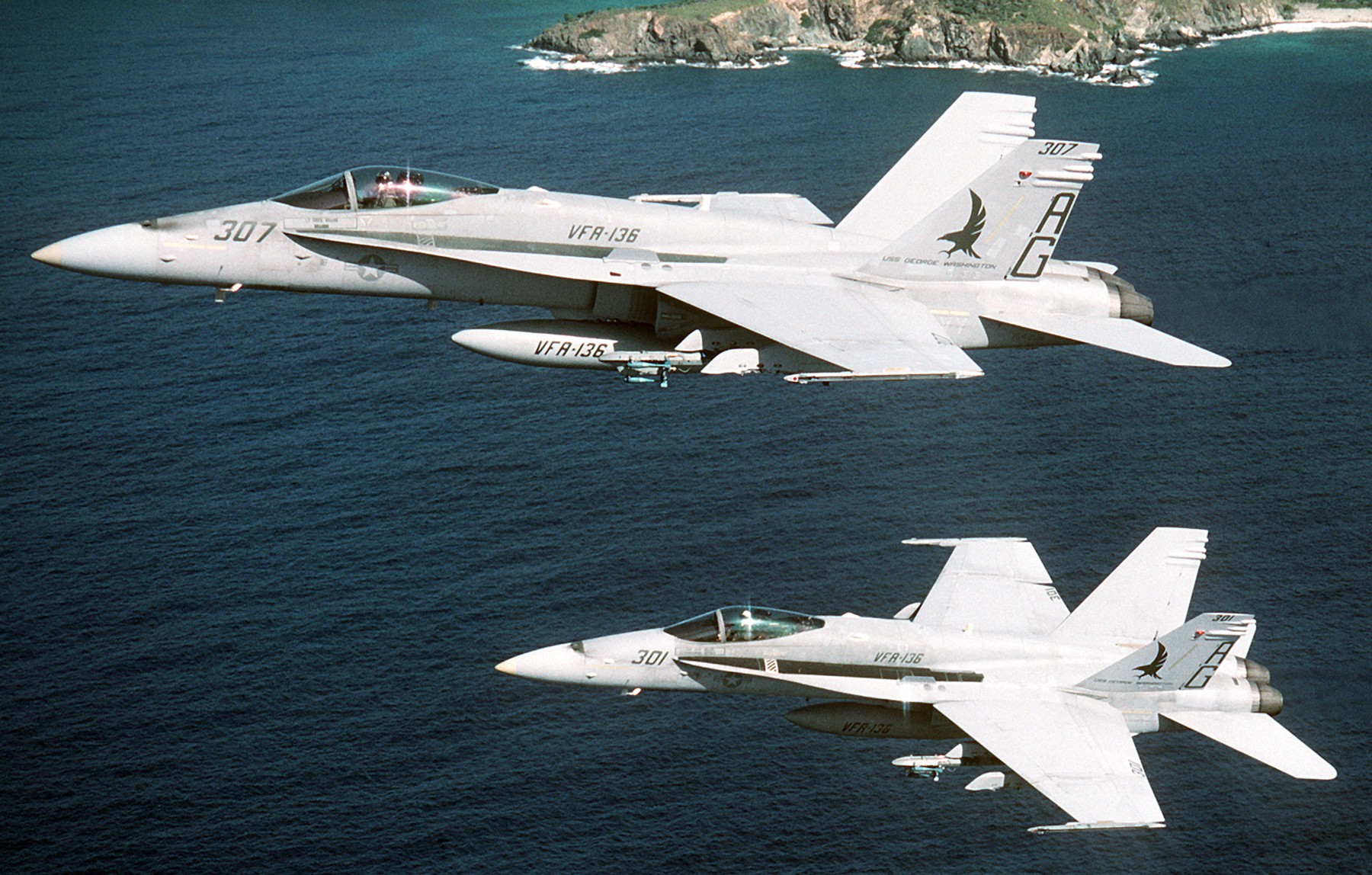 vfa-136 knighthawks strike fighter squadron f/a-18c hornet 1992 72 cvw-7 naval station roosevelt roads puerto rico